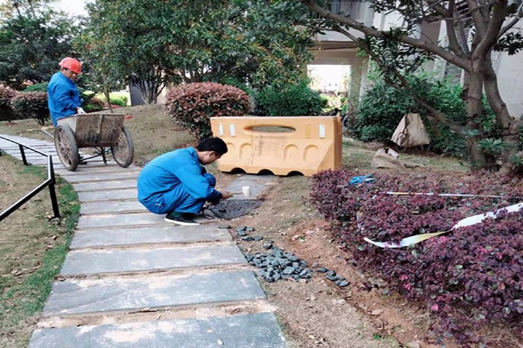 上饶修补通向架空层的路面